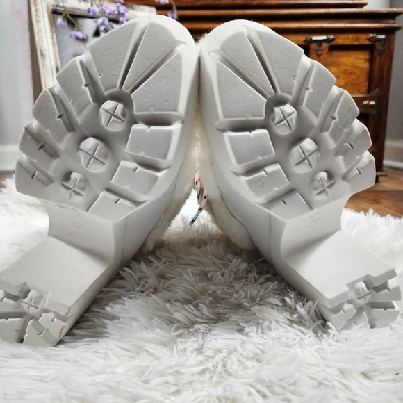 NWOB Jessica Simpson White Fur Miri Boot 7.5M